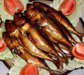 тушки копченой рыбы с овощами