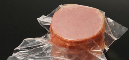 ветчина из магазина в вакуумной упаковке