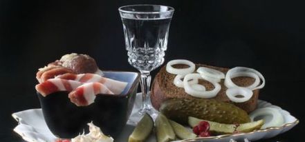 Водка копченое сало и соленый огурец