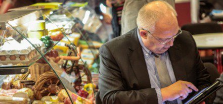 покупатель в магазине