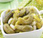 маринованные корнишоны в салатнике