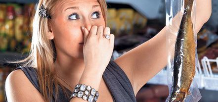 Просроченные продукты в магазине несвежая рыба