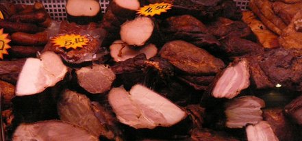 копчености на полке магазина прилавок