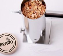 Полная закладка щепы в дымогенераторе Bravo Gigant